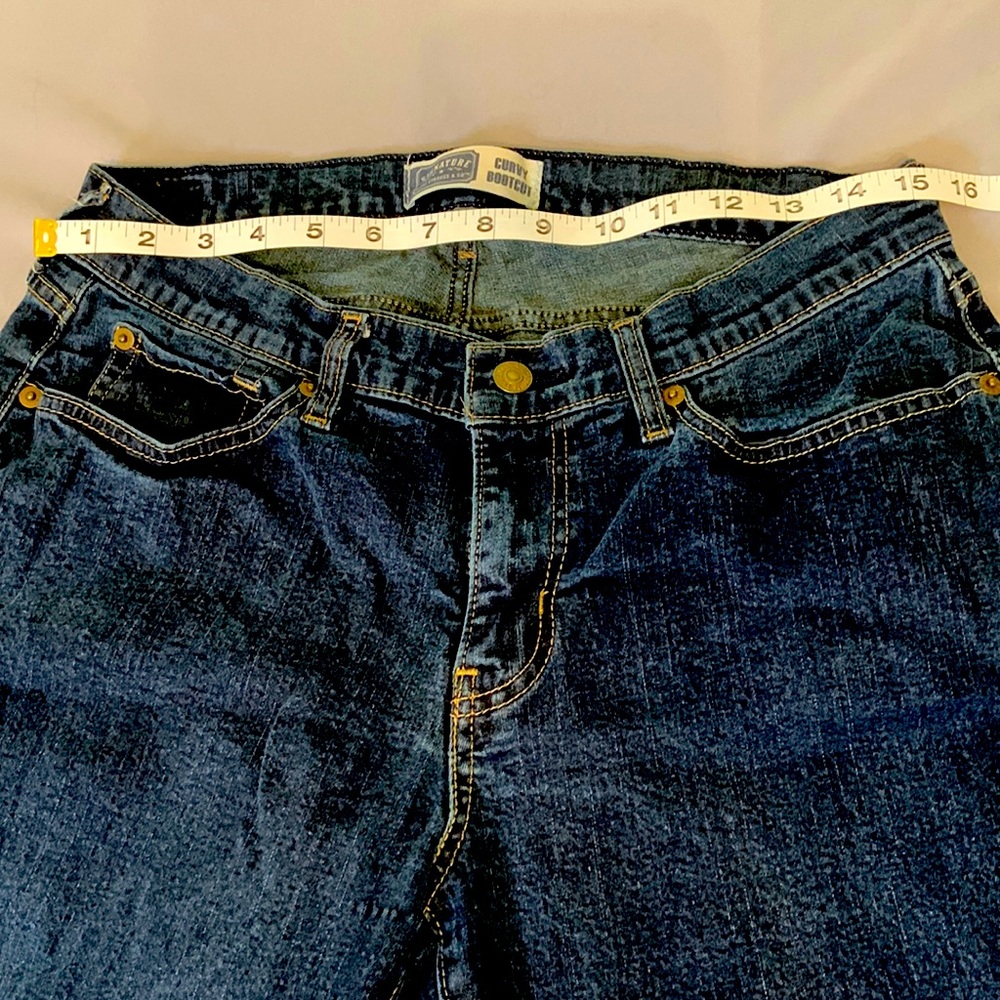 Curvy Boot cut Levi dark jeans with decorative pockets!